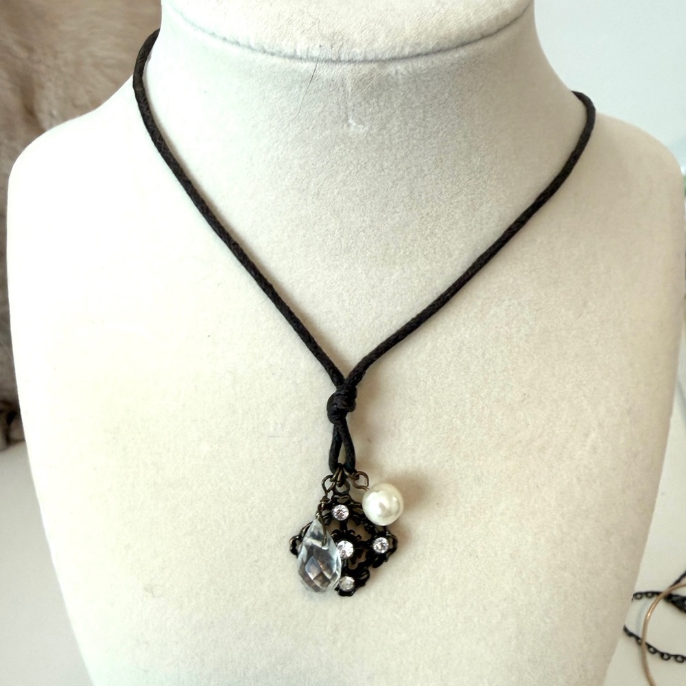 Vintage-Inspired Crystal & Pearl Pendant Necklace - Black and White